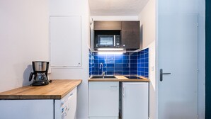 Kaffetrakter/tekoker, kjøleskap, mikrobølgeovn og kokeplater