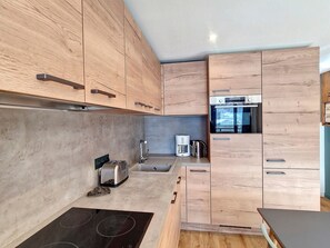 Fridge, microwave, dishwasher, coffee/tea maker