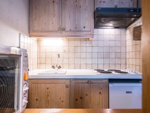 Kaffetrakter/tekoker, kjøleskap, oppvaskmaskin og brødrister