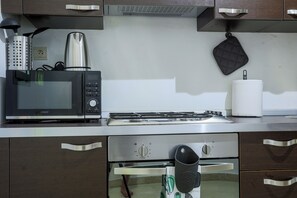 ثلاجة، ميكروويف، غسالة أطباق، ماكينة لصنع القهوة/الشاي