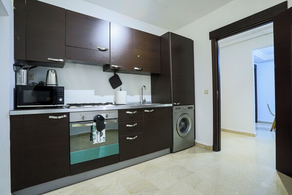 Fridge, microwave, dishwasher, coffee/tea maker