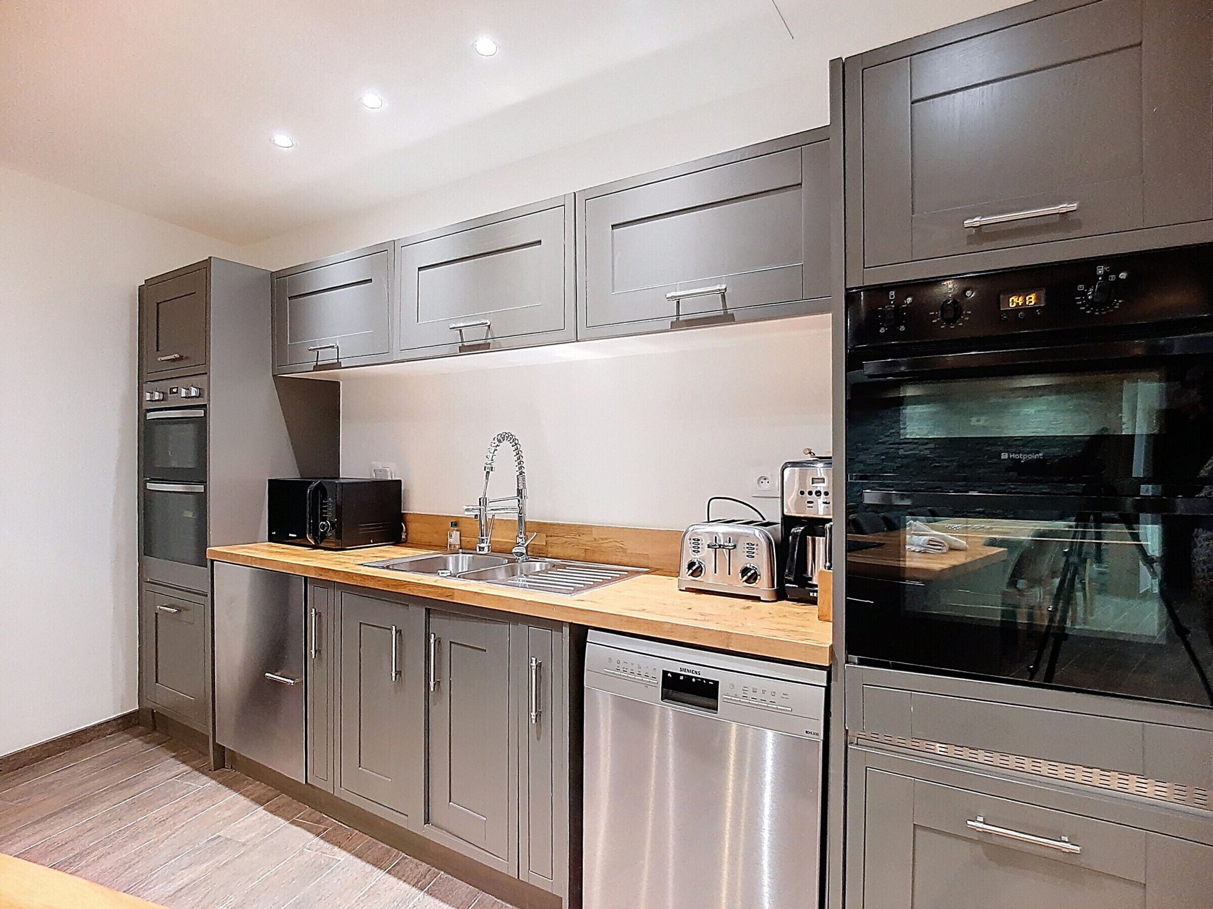 Réfrigérateur, four à micro-ondes, un four, lave-vaisselle