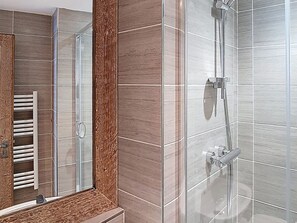 Hårføner og håndklær