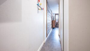 A hallway with a wooden wall, a white ceiling, and a grey floor. - Renovated studio cabin ski-in/ski-out, Val-d'Isère (Val-d'Isère)