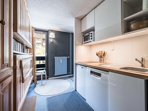 Kjøleskap, mikrobølgeovn, oppvaskmaskin og kaffetrakter/tekoker