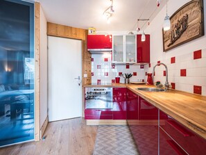 Réfrigérateur, four à micro-ondes, un four, surface de cuisson