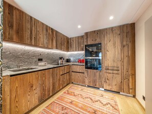 Jääkaappi, mikroaaltouuni, uuni, liesi