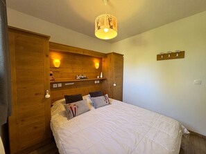 1 bedroom, free WiFi - Cozy apartment in Vars for 4 people with sunny balcony (Vars)