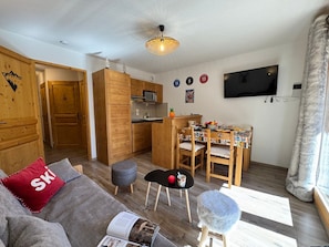 TV - Cozy apartment in Vars for 4 people with sunny balcony (Vars)