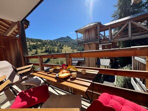 Outdoor dining - Cozy apartment in Vars for 4 people with sunny balcony (Vars)