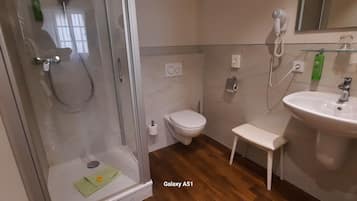 Deluxe Double Room, 1 Queen Bed, City View | Bathroom