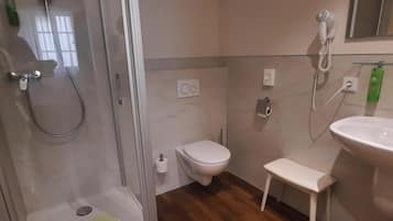 Deluxe Double Room, 1 Queen Bed, City View | Bathroom