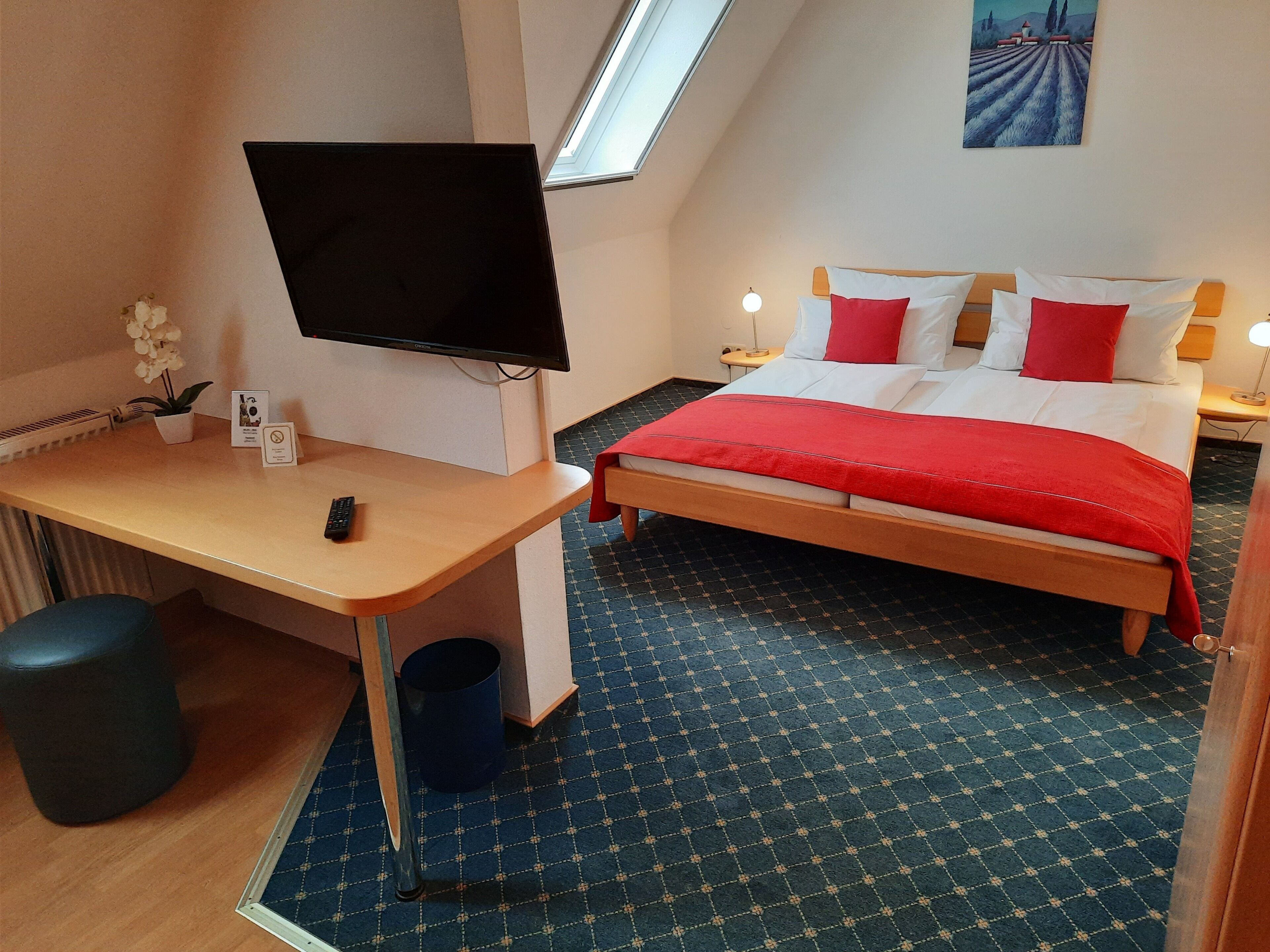 Comfort tweepersoonskamer, uitzicht op de stad | Hypoallergeen beddengoed, een bureau, verduisterende gordijnen
