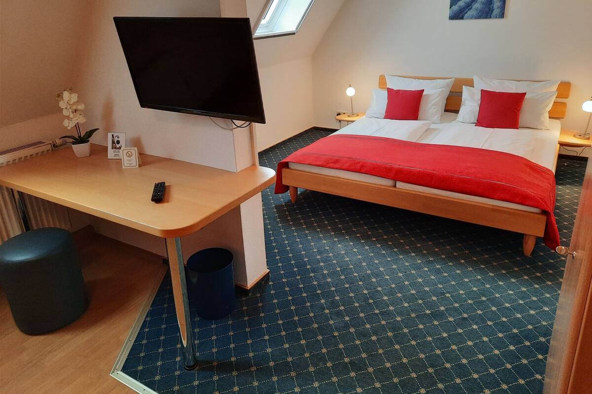 Comfort tweepersoonskamer, uitzicht op de stad | Hypoallergeen beddengoed, een bureau, verduisterende gordijnen