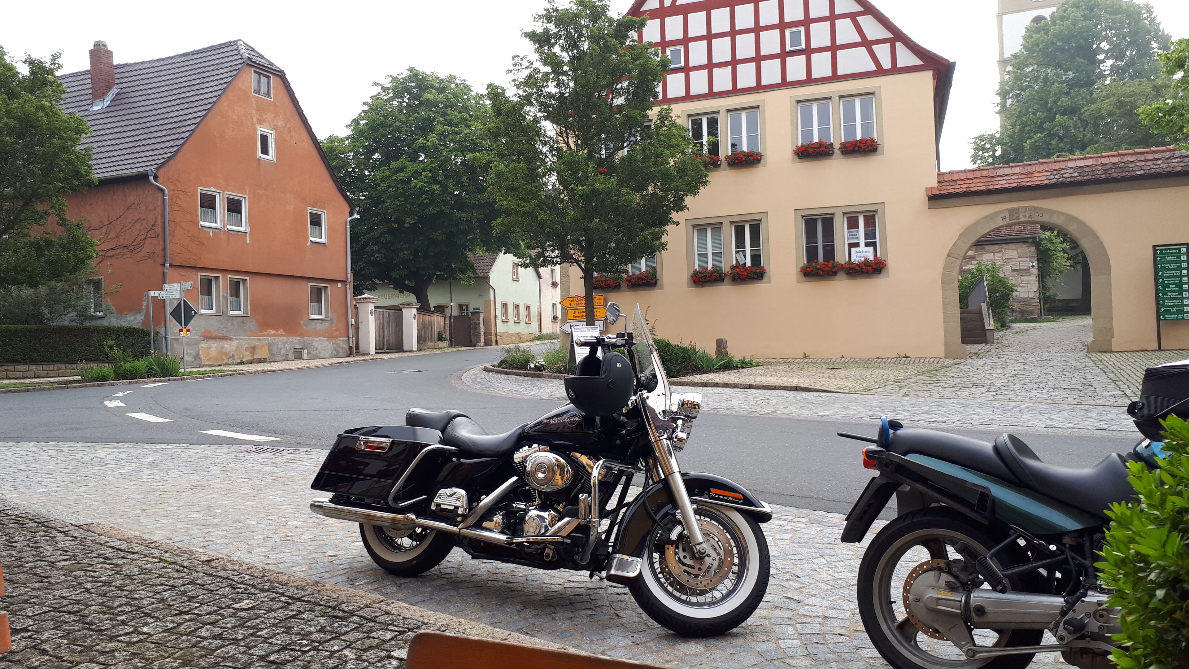 Una calle empedrada con dos motocicletas estacionadas al lado.