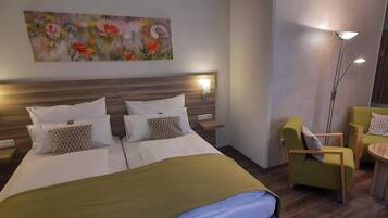 Habitación doble superior, vista a la ciudad | Ropa de cama hipoalergénica, escritorio y cortinas blackout