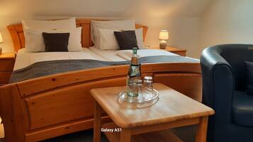 Classic-Doppelzimmer, Stadtblick | Allergikerbettwaren, Schreibtisch, Verdunkelungsvorhänge