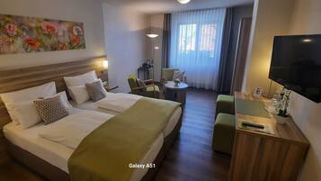 Superior-Doppelzimmer, Stadtblick | Allergikerbettwaren, Schreibtisch, Verdunkelungsvorhänge