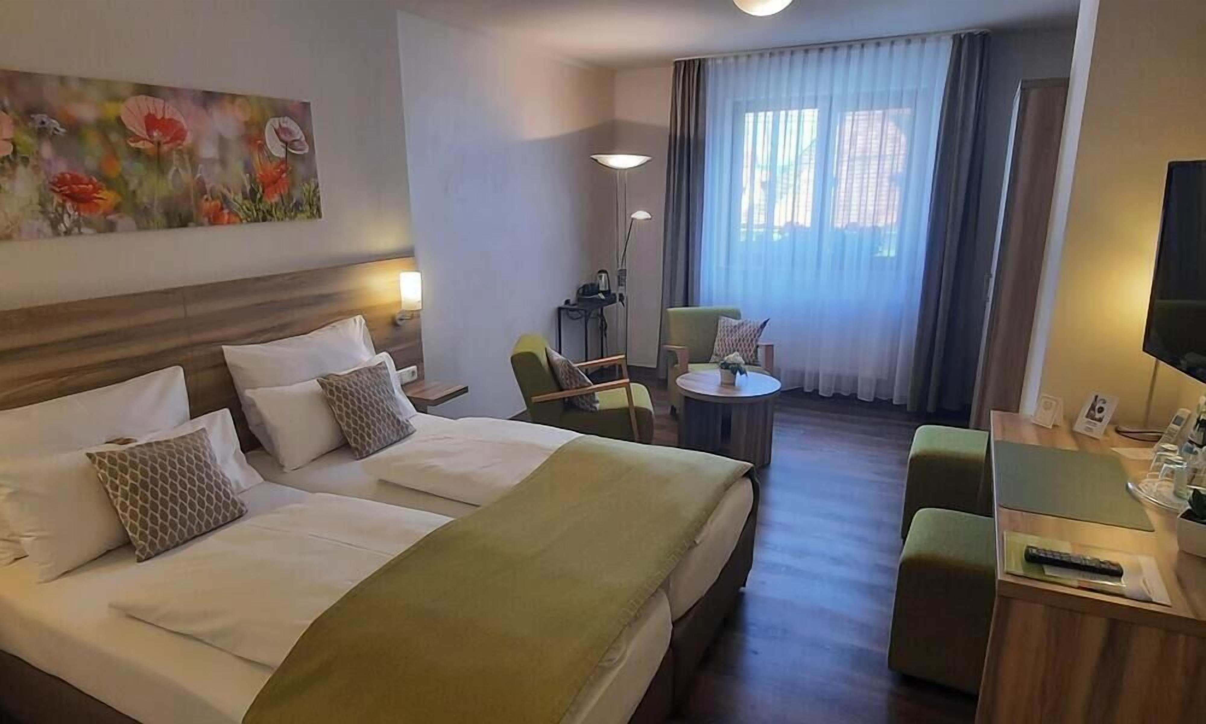 Quarto casal superior, vista para a cidade | Roupas de cama antialérgicas, escrivaninha, cortinas blackout