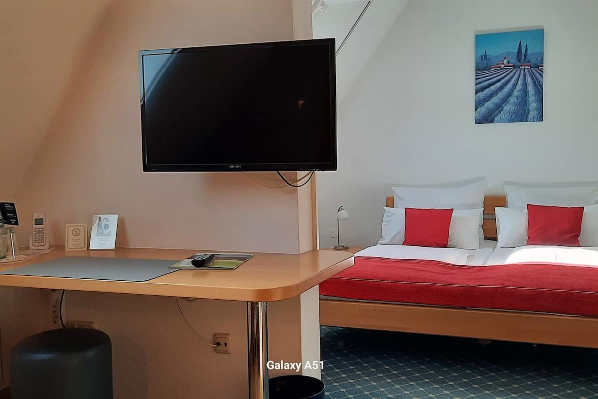 Ropa de cama hipoalergénica, escritorio y cortinas blackout