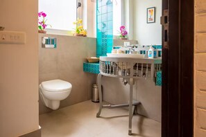 Superior Apartment, Balcony, Garden View | Bathroom