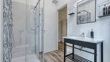 Regadera, secadora de cabello, bidet, toallas