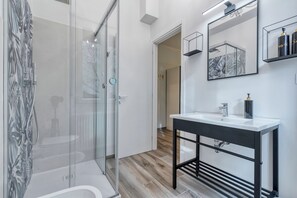 Shower, hair dryer, bidet, towels