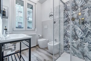 Shower, hair dryer, bidet, towels