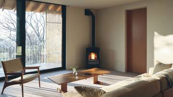 Suite Room, Non smoking | Desk, free WiFi, bed sheets