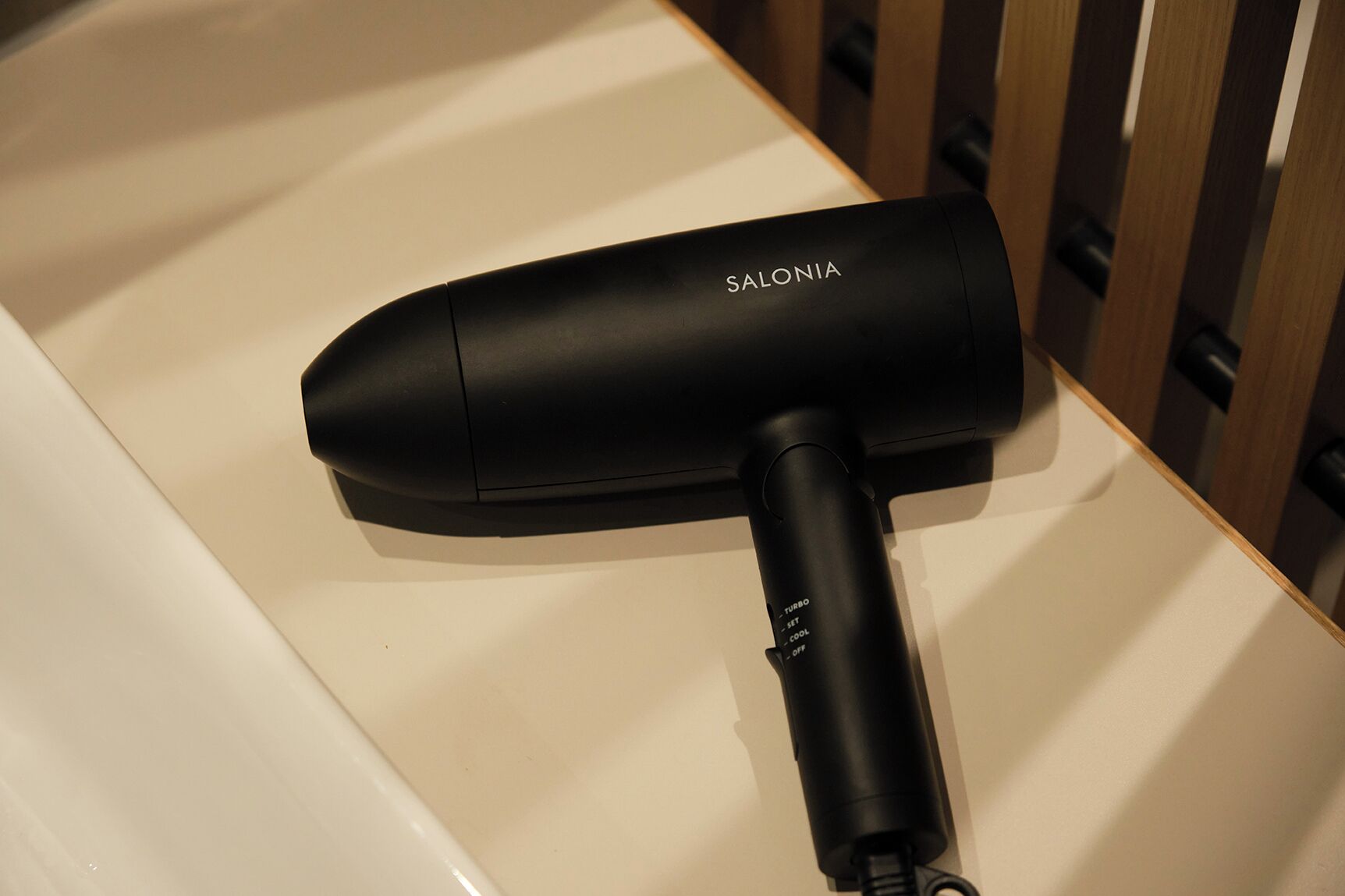Haartrockner, Hausschuhe, Bidet, Handtücher