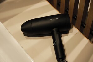 Sèche-cheveux, serviettes fournies, shampoing, papier toilette