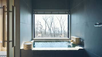 Escritorio, wifi gratis y ropa de cama