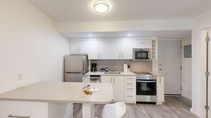 Réfrigérateur, four à micro-ondes, un four, surface de cuisson