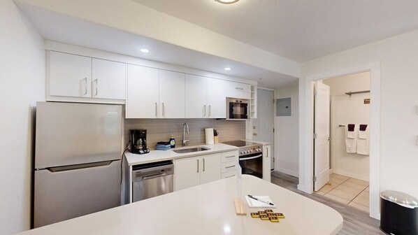 Fridge, microwave, oven, stovetop - Modern Studio in Snow Creek Village (Sun Peaks)