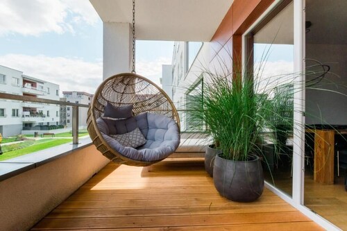 Spacious 75 m² apartment by Lake Długie with terrace, garage, near Old Town