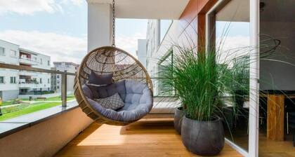 Spacious 75 m² apartment by Lake Długie with terrace, garage, near Old Town