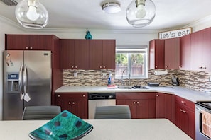 Refrigerador, microondas, horno y parrilla de estufa 