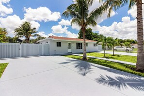 Exterior - Waterfront 3BR with Pool, Tiki Hut & Mini Golf (Miami Gardens)