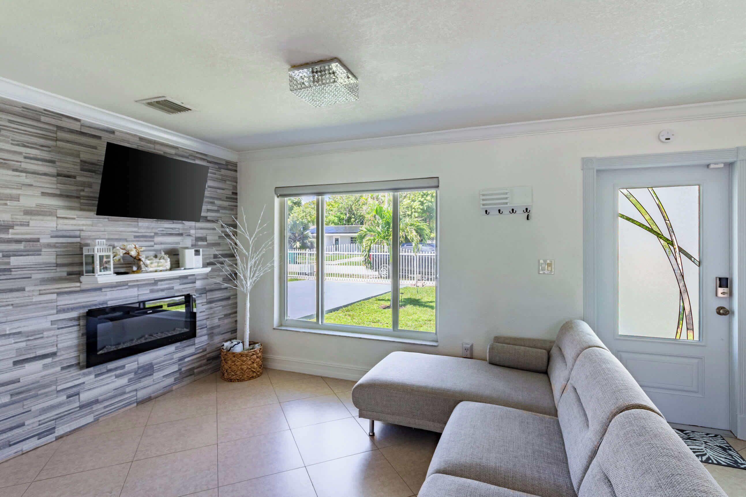 Smart-tv, böcker och kontor