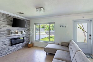 智能電視、書籍、 辦公室