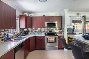 Frigorifero, microonde, forno, piano cottura