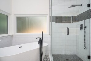 Dusche, Haartrockner, Handtücher, Seife