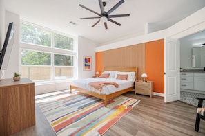 6 bedrooms, desk, iron/ironing board, travel crib