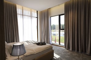 Executive Suite, City View | In-room safe, desk, laptop workspace, blackout curtains