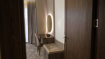 ห้องเอ็กเซกคิวทีฟสวีท, วิวเมือง | ตู้นิรภัยในห้องพัก, โต๊ะทำงาน, พื้นที่ทำงานแบบใช้แล็ปท็อป, ผ้าม่านกันแสง