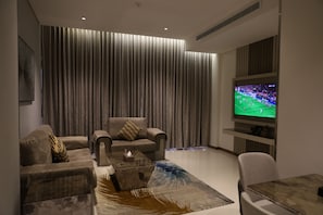 Executive Suite, City View | Living area