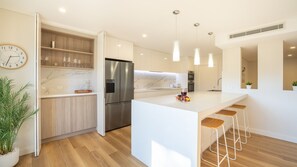 Fridge, microwave, oven, stovetop - Kingfisher 6, 5-7 Ondine Cl - stunning unit with ducted air conditioning and WiFi (Nelson Bay)