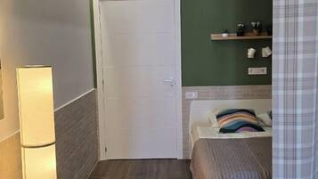 Familie vierpersoonskamer | Een laptopwerkplek, verduisterende gordijnen