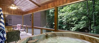 Noble Crest – Luxe Lodge, Game Haven, Large Backyard, Deck & Starry Night Views