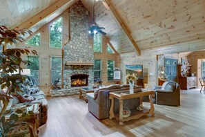 Smart TV, chimenea, estéreo